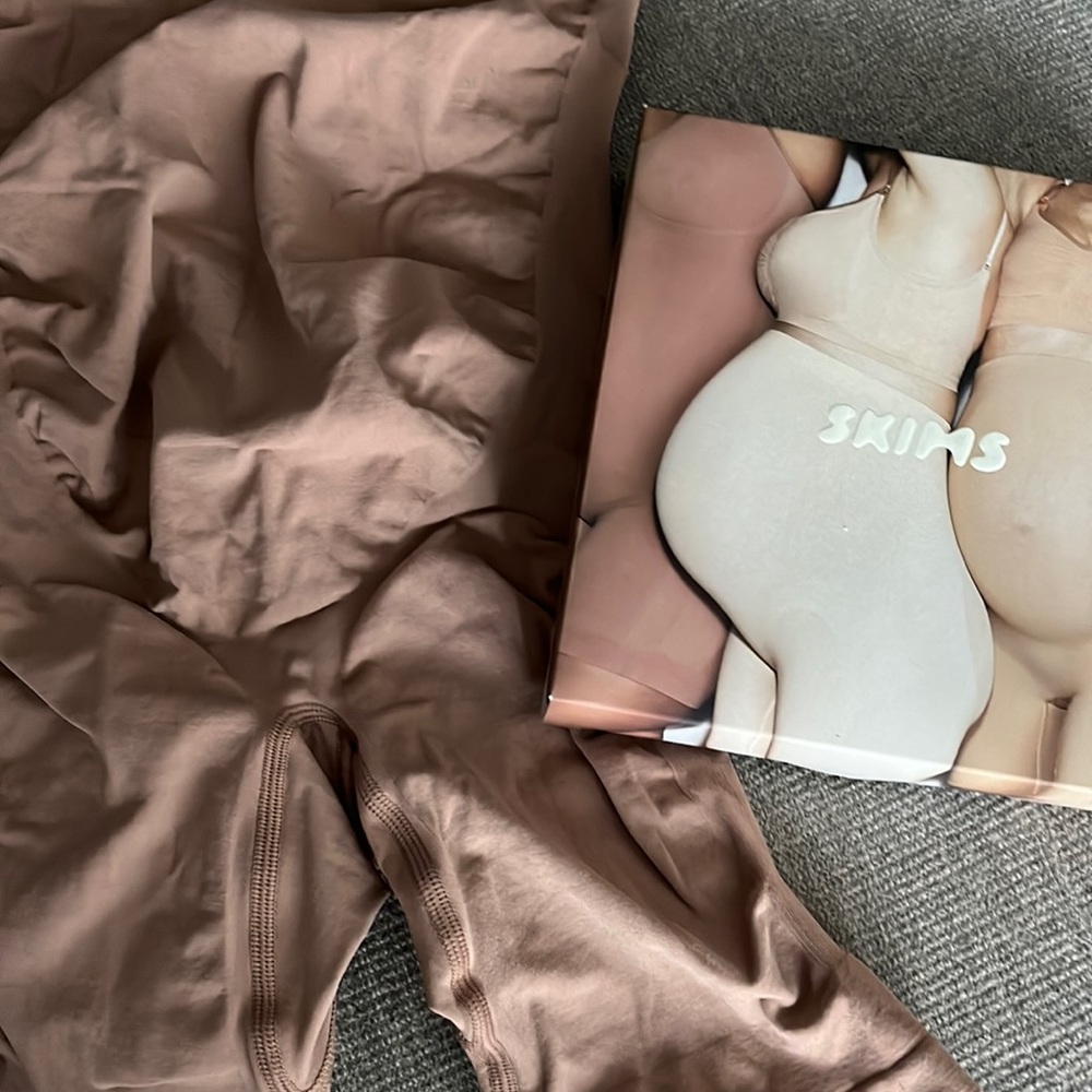 SKIMS Maternity sculpting short